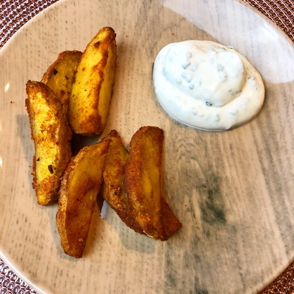 Kartoffelwedges aus dem Ofen mit Kräuterquark